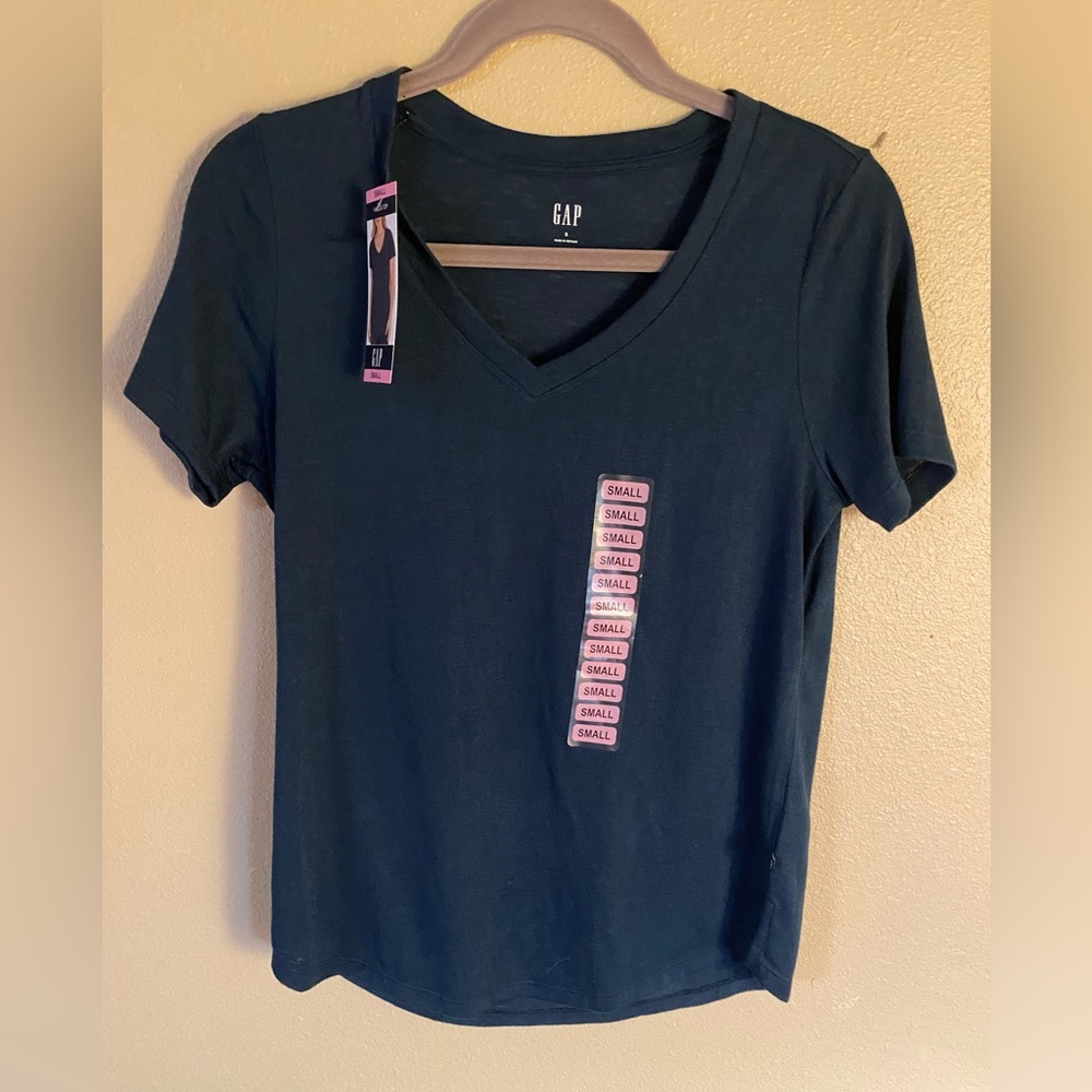 NWT GAP vee neck tee